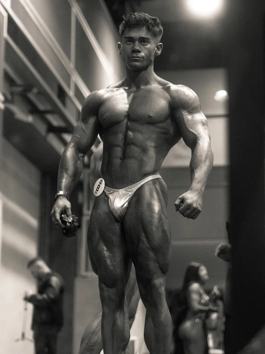 Iván Lorca posando sobre el escenario, foto en blanco y negro